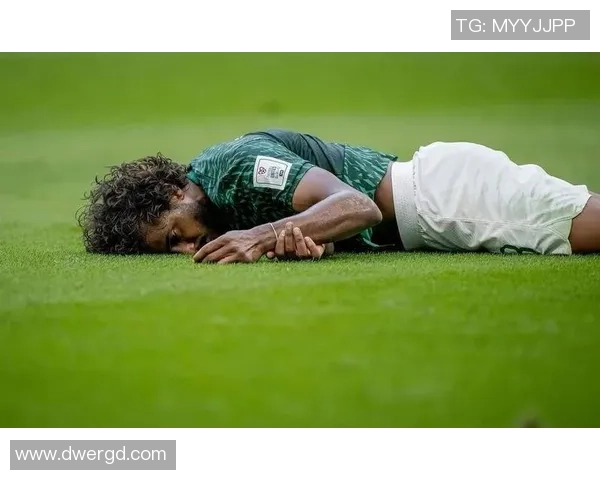 足球巨星赛场意外打脸瞬间引发全场惊呼堪称年度最尴尬名场面