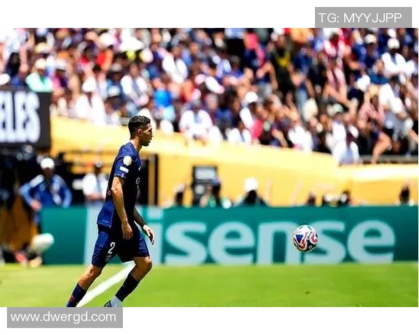 足球球星抱头瞬间展现赛场激情与无奈情绪交织的精彩画面